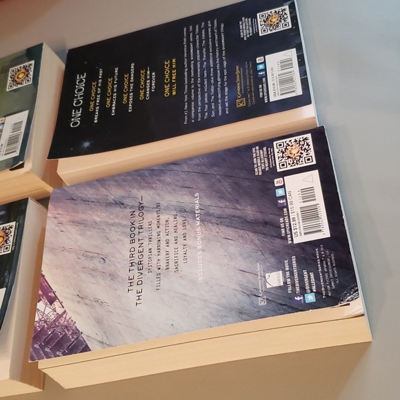 DIVERGENT 4 book series by Veronica Roth LIKE NEW - Picture 6 of 10